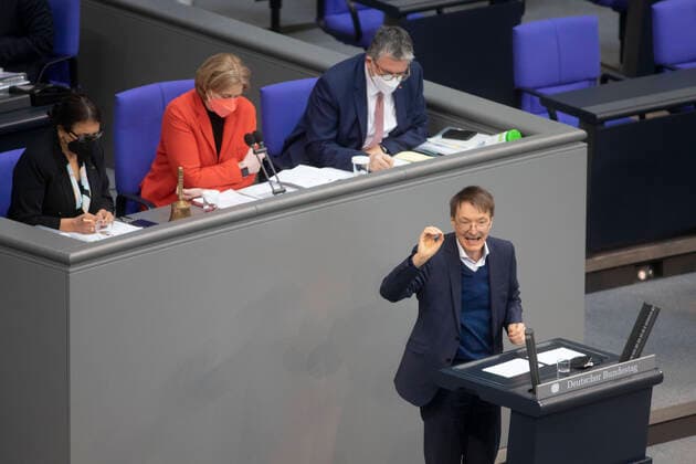 News Themen der Woche KW14 Deutschland, Berlin, 28. Sitzung des Deutschen Bundestages, Bundestag entscheidet über die Corona-Impfpflicht, Gesundheitsminister Karl Lauterbach SPD, 07.04.2022 *** Germany, Berlin, 28 session of the German Bundestag, Bundestag decides on Corona mandatory vaccination, Health Minister Karl Lauterbach SPD, 07 04 2022.