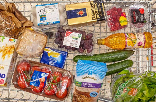 frische Lebensmittel aus dem Supermarkt, München, April 2022 DEU, Deutschland, München, 7. April 2022, frische Lebensmittel im Einkaufswagen, in einem Edeka Supermarkt, typischer Einkauf, Speiseöl, Butter, Tomaten, Gurken, Gemüse, Obst, Eier, Brot, Brötchen, Kaffee, Mehl, Kopfsalat, Haferdrink, lecker, gesunde Ernährung, Symbolfoto Preissteigerungen bei Lebensmitteln, Inflationsrate auf Rekordniveau wegen Ukrainekrieg, alles wird teurer, teuer, Lebenshaltungskosten steigen, Kosten für private Haushalte, einkaufen, Haushalt, April 2022, Bayern, bayerisch, *** Fresh food from supermarket, Munich, April 2022 DEU, Germany, Munich, 7 April 2022, fresh food in shopping cart, in an Edeka supermarket, typical shopping, cooking oil, butter, t