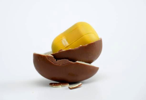 07.04.2022, Ferrero ruft Chargen verschiedener Kinder-Produkte zurück wegen Salmonellen-Verdacht. Hier ein geöffnetes Überraschungs-Ei 07.04.2022, Überraschungsei 07.04.2022, Überraschungsei *** 07 04 2022, Ferrero recalls batches of various childrens products because of salmonella suspicion Here an opened surprise egg 07 04 2022, surprise egg 07 04 2022, surprise egg