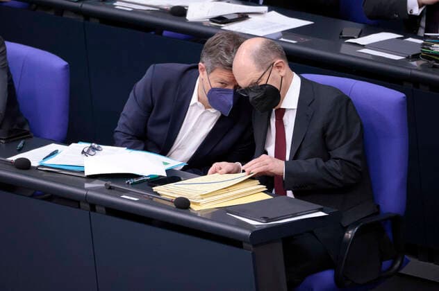 News Themen der Woche KW14 News Bilder des Tages Robert Habeck und Olaf Scholz in der 28. Sitzung des Deutschen Bundestages im Reichstagsgebäude. Berlin, 07.04.2022 *** Robert Habeck and Olaf Scholz at the 28 session of the German Bundestag in the Reichstag building Berlin, 07 04 2022 Foto:xS.xGabschx xFuturexImage
