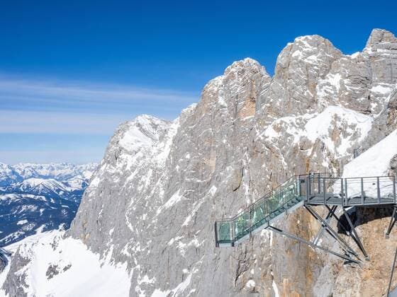  Glaspodest Treppe ins Nichts, Dachsteingletscher, hinten Dachstein Südwand, schneebedeckte Alpengipfel, Ramsau am Dachstein, Steiermark, Österreich, Europa *** Glass platform stairs to nowhere, Dachstein glacier, behind Dachstein south face, snowy alpine peaks, Ramsau am Dachstein, Styria, Austria, Europe Copyright: imageBROKER/Karl-HeinzxSchein ibxksc08201364.jpg