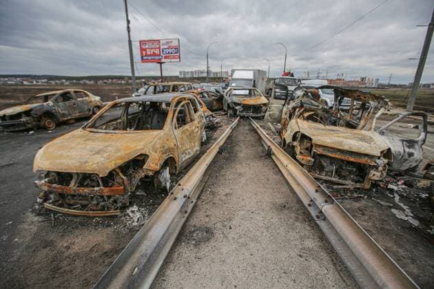 Ukraine-Krieg, Jahrestag der Invasion, Chronologie der Ereignisse, Archivbilder Bilder des Jahres 2022, News 04 April News Themen der Woche KW14 April 6, 2022, A view of a destroyed cars on April 6, 2022 in Irpin, Ukraine. Russian forces continued to advance on the Ukrainian capital of Kyiv as their invasion of its western neighbor entered its sixth day. Intense battles also continue in Ukraine s other major cities. - ZUMAk146 20220406_zip_k146_003 Copyright: xAzizxKarimovx