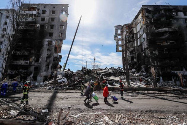 News Themen der Woche KW14 April 7, 2022, Borodyanka of Bucha Raion, Kyiv Oblast, Ukraine: Residents walk past a destroyed residential building by the Russian airstrikes in Borodyanka, Bucha Raion of Kyiv Oblast, as a large number of people are said to have left under the rubble of buildings following Russian attacks on the area. Borodyanka of Bucha Raion Ukraine - ZUMAs313 20220407_zip_s313_008 Copyright: xDanielxCengxShou-Yix