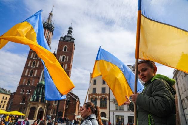 News Bilder des Tages Solidarity With Ukraine Protest In Poland Ukrainian citizens and supporters attend a demonstration of solidarity with Ukraine at the Main Square, demanding NATO to close the sky for Russian planes over the territory of Ukraine following Russian invasion. Krakow, Poland on April 7, 2022. Krakow Poland  Copyright: xBeataxZawrzelx originalFilename: zawrzel-solidari220407_npCa3.jpg