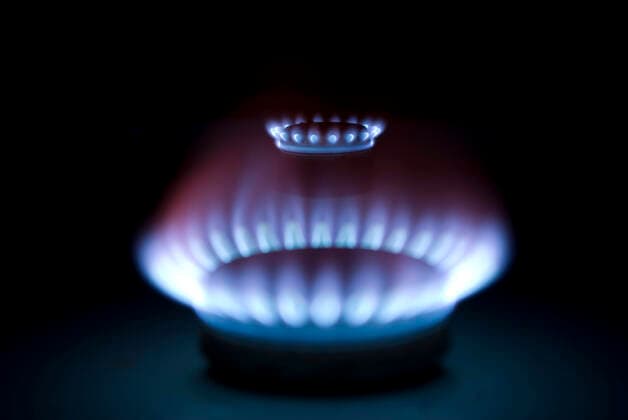 IMAGO Nature: Unsere Erde, Umweltverträgliche Herausforderungen des 21. Jahrhunderts, Methan flames of gas stove in the dark , 6438668.jpg, flame, blue, burning, circle, energy, fire, flame, flammable, fuel, gas, incandescence, flaming, warmly, hot, kitchen, methane, natural, oil, oval, oven, power, propan, stove,