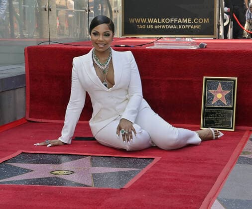 Bilder des Jahres 2022, Entertainment 04 April Entertainment Themen der Woche KW14 American Grammy Awards-winning singer, actress, author and, producer Ashanti sits beside her star during an unveiling ceremony honoring her with the 2,718th star on the Hollywood Walk of Fame on Thursday, April 7, 2022 in Los Angeles.  LAP2022040701 JIMxRUYMEN