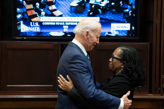 April 7, 2022, Washington, District of Columbia, USA: United States President JOE BIDEN and hugs Associate Supreme Court nominee KETANJI BROWN JACKSON after she passed the 50 vote thresh hold by the US Senate for her confirmation to the Supreme Court at the White House. Washington USA - ZUMAs152 20220407_zaa_s152_088 Copyright: xJoshuaxRobertsx-xPoolxviaxCNPx
