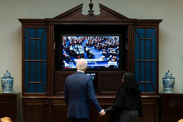 April 7, 2022, Washington, District of Columbia, USA: United States President JOE BIDEN and Associate Supreme Court nominee KETANJI BROWN JACKSON watch as the U.S. Senate votes on her confirmation to the Supreme Court at the White House. Washington USA - ZUMAs152 20220407_zaa_s152_093 Copyright: xJoshuaxRobertsx-xPoolxviaxCNPx