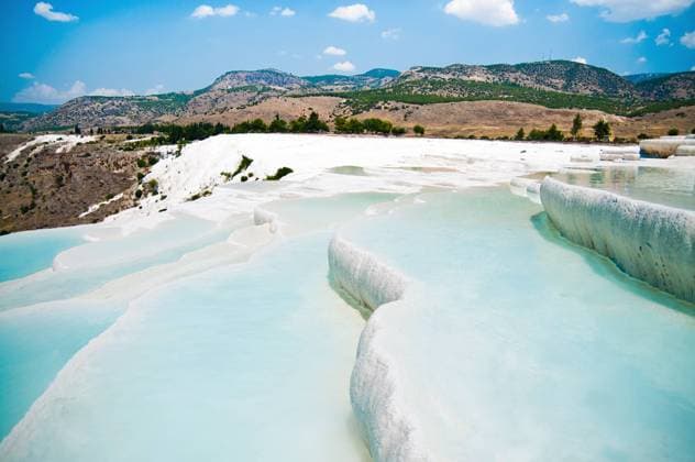 IMAGO Creative: 2022 Favoriten IMAGO Creative: Welttourismustag am 27. September Famous travertine pools and terraces in Pamukkale Turkey , 7231858.jpg, calcium, carbonate, landmark, bath, mineral, geology, famous, geological, nature, landscape, formation, pamukkale, basin, beautiful, natural, pool, attraction, rock, mountain, east, balcony, outdoor, tourism, blue, limestone, thermal, chalk, turkey, location, travel, scenic, heritage, hierapolis, deposit, destinations, ancient, terrace, water, reserve, beauty, turkish, sink, white, travertine, tourist, place, flowing, sightseeing, crystalline, eastern,