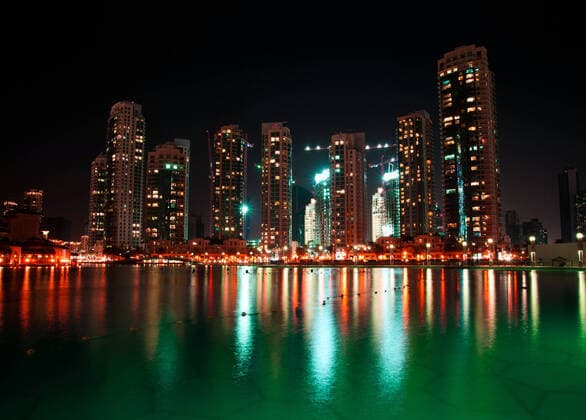 IMAGO Creative: Dichotomien, Reflexionen - Architektur nice view of dubai city at night with reflections in water , 7231886.jpg, dubai, building, night, architecture, arab, city, emirates, modern, light, marina, uae, east, tower, urban, landmark, skyscraper, middle, cityscape, exterior, highrise, illuminated, futuristic, arabia, arabian, arabic, background, construction, property, reflection, united, design, tourism, evening, horizontal, luxury, downtown, financial, travel, skyline, landscape,