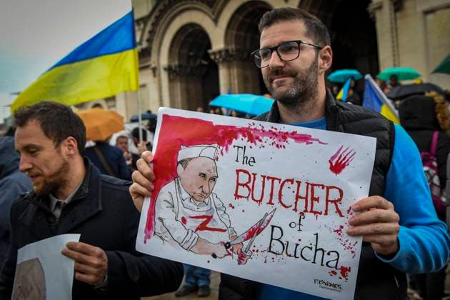 News Bilder des Tages Ukraine-Konflikt, Bulgarien, Solidaritätsdemonstration in Sofia Protest Against Russian Invasion Of Ukraine In Bulgaria Man holds a poster in front of Alexander Nevsky cathedral during a protest against Russia s invasion of Ukraine in Sofia, Bulgaria on 07 April, 2022 Sofia Bulgaria  Copyright: xGeorgixPaleykovx originalFilename: paleykov-notitle220407_npX8a.jpg