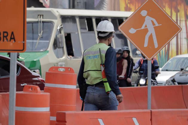 Traffic Cuts On Avenida Tlahuac For Rehabilitation Of Metro Line 12 In Mexico City A worker and signage plaques on a median on Avenida Tlahuac in the Iztapalapa district of Mexico City, where rehabilitation work is being carried out on Line 12 of the Metro Collective Transport System after a structure collapsed between the Tezonco and Olivos stations on 3 May 2021, where 27 people died and a hundred were injured. Mexico City Mexico City Mexico  Copyright: xGerardoxVieyrax originalFilename: vieyra-notitle220407_nplvn.jpg