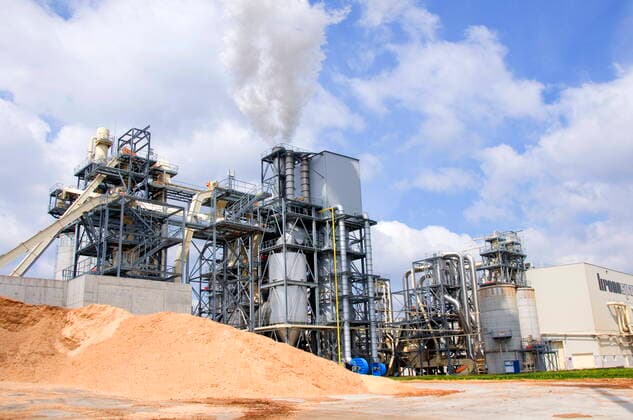 IMAGO Nature: Unsere Erde, Energiequellen, Biomasse Woodchip production, industry , 9306852.jpg, shredder, splinter, recycling, production, processing, technology, timber, woodcutter, wooden, wood, vechile, tree, pine, pile, chip, conveyor, biomass, biofuel, bioenergy, fabric, factory, paper, peeling, machine, industry, garbage, belt,