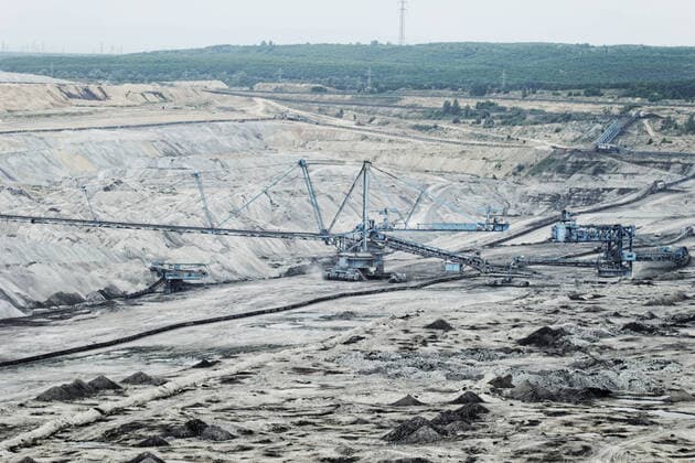IMAGO Creative: Business, Inflation und Lieferketten Coal mining in an open pit with huge industrial machine , 9518950.jpg, mine, coal, copper, soil, pit, cut, rubbish, iron, finery, exploit, smelter, smelting, flue, tractor, tailings, rock, brown, sand, ironworks, carbon, stack, furnace, explore, engine, fabric, bulldozer, funnel, chimney, crag, cast, cultivator, works, boulder, scar, plant, machine, transportation, smoke, factory, country, barren, cliff, exploitation, chiming, tunnel, mill, manufacture, extract, metal,