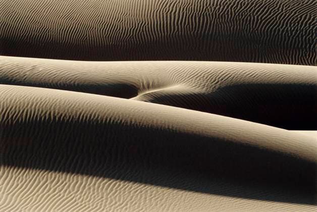 IMAGO Creative: Reflexionen - Natur Windswept Sand Dunes , 9915678.jpg, Arid, Desert, Ripples, Sand, Shadow, Abstract, Texture, Landforms, Outdoors, Nobody, Photography, aridness, aridity, arid climate, Dry, dryness, luminosity, illumination, illuminating, illuminated, Light, textured, textured effect, Background, sandy, rippling, rippled, ripple, outside, topographical, topographic, topography, nature, Natural world,