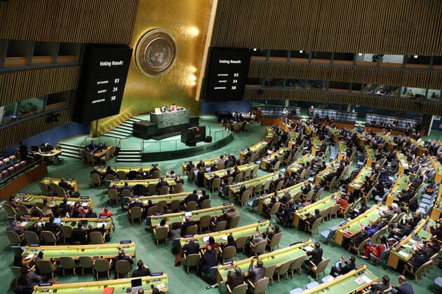 Bilder des Jahres 2022, News 04 April News Themen der Woche KW14 News Bilder des Tages Ukraine-Konflikt, New York, Dringlichkeitssitzung der UN-Generalversammlung (220408) -- UNITED NATIONS, April 8, 2022 -- Photo taken on April 7, 2022 shows the voting result of the draft resolution, Suspension of the rights of membership of the Russian Federation in the Human Rights Council, during the UN General Assembly Special Emergency Session on Ukraine at the UN headquarters in New York. The UN General Assembly adopted a resolution on Thursday that allows the assembly to suspend the Russian Federation s membership in the Geneva-based UN Human Rights Council. ) UN-GENERAL ASSEMBLY-RESOLUTION-VOTE XiexE 