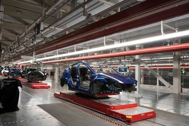 April 7, 2022, Austin, TX, United States: Robotic machines line the manufacturing line at the new Tesla Gigafactory Texas as many of the iinvited 15,000 guests tour the new Tesla Gigafactory Texas near Austin during its private grand opening event on April 7, 2022. The plant is the largest manufacturing facility in the U.S. and will gear up to turn out over 1,000 electric cars per day. Austin United States - ZUMAd150 20220407_znp_d150_028 Copyright: xBobxDaemmrichx
