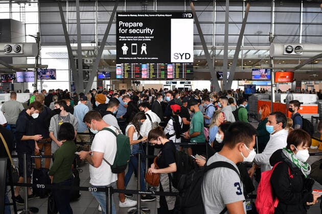 SYDNEY AIRPORT DELAYS, Huge queues are seen at the Virgin and Jetstar domestic departure terminal at Sydney Domestic Airport in Sydney, Friday, April 8, 2022. Domestic airline travels are queued outside the airport, forced to wait hours to get through check in and security. ( NO ARCHIVING, EDITORIAL USE ONLY, NO USE IN BOOKS WITHOUT CONSENT SYDNEY NSW AUSTRALIA  Copyright: xDEANxLEWINSx 20220408001644876716