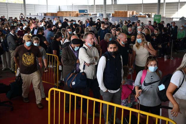 SYDNEY AIRPORT DELAYS, Huge queues are seen at the Virgin and Jetstar domestic departure terminal at Sydney Domestic Airport in Sydney, Friday, April 8, 2022. Domestic airline travels are queued outside the airport, forced to wait hours to get through check in and security. ( NO ARCHIVING, EDITORIAL USE ONLY, NO USE IN BOOKS WITHOUT CONSENT SYDNEY NSW AUSTRALIA  Copyright: xDEANxLEWINSx 20220408001644876738