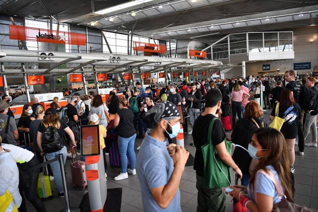SYDNEY AIRPORT DELAYS, Huge queues are seen at the Virgin and Jetstar domestic departure terminal at Sydney Domestic Airport in Sydney, Friday, April 8, 2022. Domestic airline travels are queued outside the airport, forced to wait hours to get through check in and security. ( NO ARCHIVING, EDITORIAL USE ONLY, NO USE IN BOOKS WITHOUT CONSENT SYDNEY NSW AUSTRALIA  Copyright: xDEANxLEWINSx 20220408001644876782