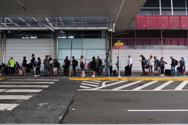 SYDNEY AIRPORT DELAYS, Huge queues are seen at the Virgin and Jetstar domestic departure terminal at Sydney Domestic Airport in Sydney, Friday, April 8, 2022. Domestic airline travels are queued outside the airport, forced to wait hours to get through check in and security. ( NO ARCHIVING, EDITORIAL USE ONLY, NO USE IN BOOKS WITHOUT CONSENT SYDNEY NSW AUSTRALIA  Copyright: xDEANxLEWINSx 20220408001644876826