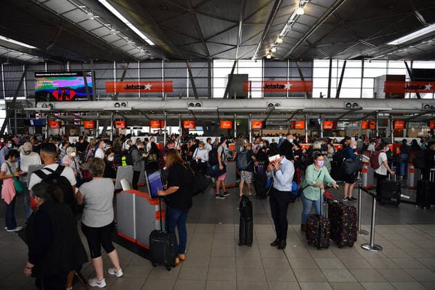 SYDNEY AIRPORT DELAYS, Huge queues are seen at the Virgin and Jetstar domestic departure terminal at Sydney Domestic Airport in Sydney, Friday, April 8, 2022. Domestic airline travels are queued outside the airport, forced to wait hours to get through check in and security. ( NO ARCHIVING, EDITORIAL USE ONLY, NO USE IN BOOKS WITHOUT CONSENT SYDNEY NSW AUSTRALIA  Copyright: xDEANxLEWINSx 20220408001644876893
