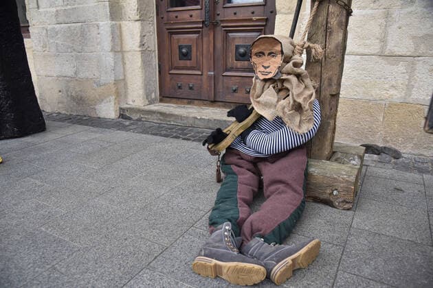 April 3, 2022, Lviv, Ukraine: A mannequin of a medieval prisoner with a portrait of Russian President Vladimir Putin seen at the entrance of Lviv cafe. Due to Russia s military invasion of Ukraine, a mannequin of a medieval prisoner with the head of the occupying power, President Vladimir Putin, placed in medieval torture - the sinner s violin - was placed near Lviv cafe Lviv Ukraine - ZUMAs197 20220403_zaa_s197_405 Copyright: xPavloxPalamarchukx