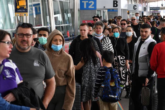 SYDNEY AIRPORT DELAYS, Huge queues are seen at the Virgin and Jetstar domestic departure terminal at Sydney Domestic Airport in Sydney, Friday, April 8, 2022. Domestic airline travels are queued outside the airport, forced to wait hours to get through check in and security. ( NO ARCHIVING, EDITORIAL USE ONLY, NO USE IN BOOKS WITHOUT CONSENT SYDNEY NSW AUSTRALIA  Copyright: xDEANxLEWINSx 20220408001644879358