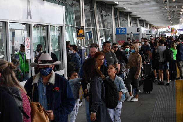 SYDNEY AIRPORT DELAYS, Huge queues are seen at the Virgin and Jetstar domestic departure terminal at Sydney Domestic Airport in Sydney, Friday, April 8, 2022. Domestic airline travels are queued outside the airport, forced to wait hours to get through check in and security. ( NO ARCHIVING, EDITORIAL USE ONLY, NO USE IN BOOKS WITHOUT CONSENT SYDNEY NSW AUSTRALIA  Copyright: xDEANxLEWINSx 20220408001644879382