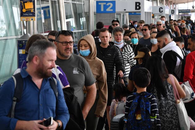 SYDNEY AIRPORT DELAYS, Huge queues are seen at the Virgin and Jetstar domestic departure terminal at Sydney Domestic Airport in Sydney, Friday, April 8, 2022. Domestic airline travels are queued outside the airport, forced to wait hours to get through check in and security. ( NO ARCHIVING, EDITORIAL USE ONLY, NO USE IN BOOKS WITHOUT CONSENT SYDNEY NSW AUSTRALIA  Copyright: xDEANxLEWINSx 20220408001644879407