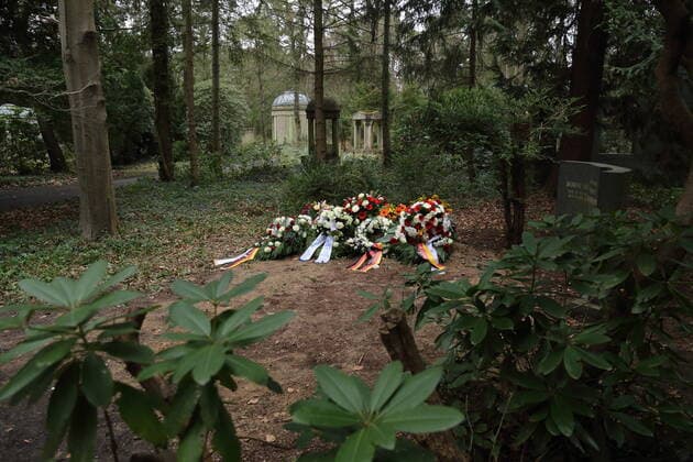 Blumen und Kränze am Grab von Inge Deutschkron auf dem Südwestkirchhof in Stahnsdorf bei Potsdam, 7. April 2022. Die Holocaust-Überlebende war am 9. März im Alter von 99 Jahren gestorben. Beisetzung Inge Deutschkron