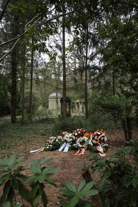 Blumen und Kränze am Grab von Inge Deutschkron auf dem Südwestkirchhof in Stahnsdorf bei Potsdam, 7. April 2022. Die Holocaust-Überlebende war am 9. März im Alter von 99 Jahren gestorben. Beisetzung Inge Deutschkron