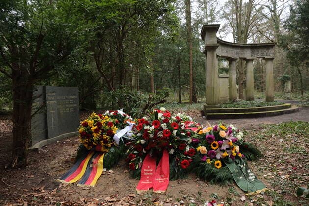 Blumen und Kränze am Grab von Inge Deutschkron auf dem Südwestkirchhof in Stahnsdorf bei Potsdam, 7. April 2022. Die Holocaust-Überlebende war am 9. März im Alter von 99 Jahren gestorben. Beisetzung Inge Deutschkron