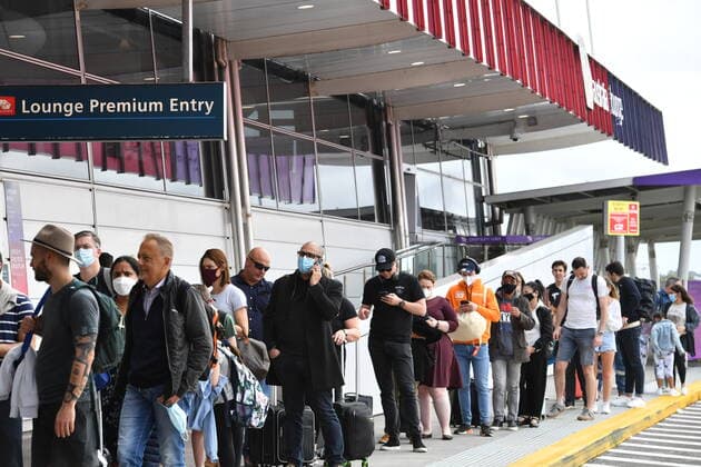 SYDNEY AIRPORT DELAYS, Huge queues are seen at the Virgin and Jetstar domestic departure terminal at Sydney Domestic Airport in Sydney, Friday, April 8, 2022. Domestic airline travels are queued outside the airport, forced to wait hours to get through check in and security. ( NO ARCHIVING, EDITORIAL USE ONLY, NO USE IN BOOKS WITHOUT CONSENT SYDNEY NSW AUSTRALIA  Copyright: xDEANxLEWINSx 20220408001644879431