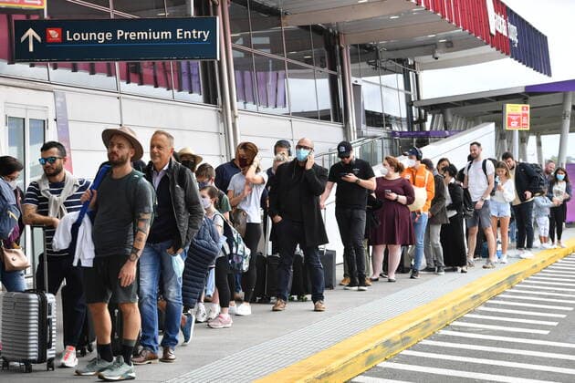 SYDNEY AIRPORT DELAYS, Huge queues are seen at the Virgin and Jetstar domestic departure terminal at Sydney Domestic Airport in Sydney, Friday, April 8, 2022. Domestic airline travels are queued outside the airport, forced to wait hours to get through check in and security. ( NO ARCHIVING, EDITORIAL USE ONLY, NO USE IN BOOKS WITHOUT CONSENT SYDNEY NSW AUSTRALIA  Copyright: xDEANxLEWINSx 20220408001644879455
