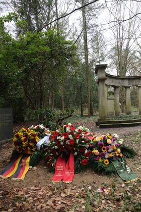Blumen und Kränze am Grab von Inge Deutschkron auf dem Südwestkirchhof in Stahnsdorf bei Potsdam, 7. April 2022. Die Holocaust-Überlebende war am 9. März im Alter von 99 Jahren gestorben. Beisetzung Inge Deutschkron