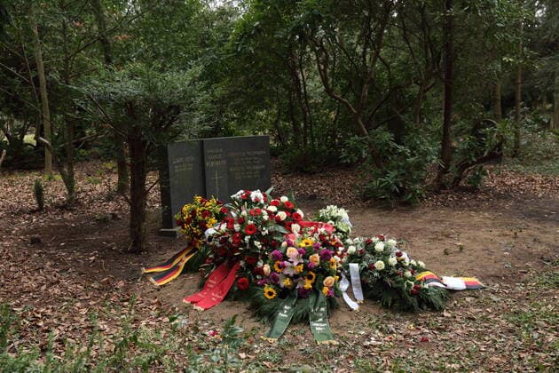 Blumen und Kränze am Grab von Inge Deutschkron auf dem Südwestkirchhof in Stahnsdorf bei Potsdam, 7. April 2022. Die Holocaust-Überlebende war am 9. März im Alter von 99 Jahren gestorben. Beisetzung Inge Deutschkron