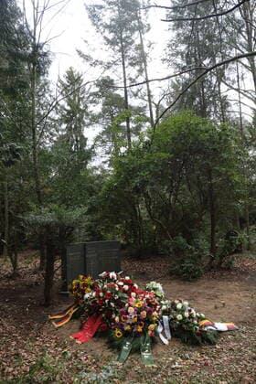 Blumen und Kränze am Grab von Inge Deutschkron auf dem Südwestkirchhof in Stahnsdorf bei Potsdam, 7. April 2022. Die Holocaust-Überlebende war am 9. März im Alter von 99 Jahren gestorben. Beisetzung Inge Deutschkron
