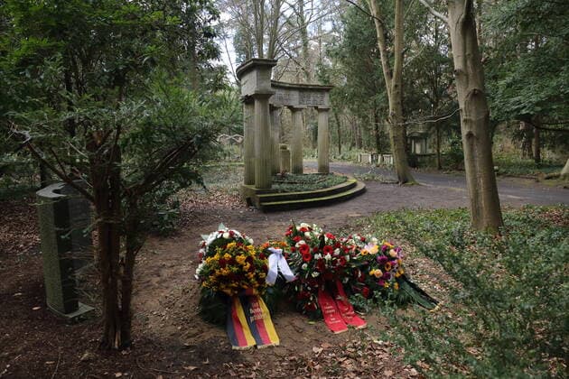 Blumen und Kränze am Grab von Inge Deutschkron auf dem Südwestkirchhof in Stahnsdorf bei Potsdam, 7. April 2022. Die Holocaust-Überlebende war am 9. März im Alter von 99 Jahren gestorben. Beisetzung Inge Deutschkron