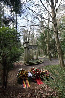 Blumen und Kränze am Grab von Inge Deutschkron auf dem Südwestkirchhof in Stahnsdorf bei Potsdam, 7. April 2022. Die Holocaust-Überlebende war am 9. März im Alter von 99 Jahren gestorben. Beisetzung Inge Deutschkron