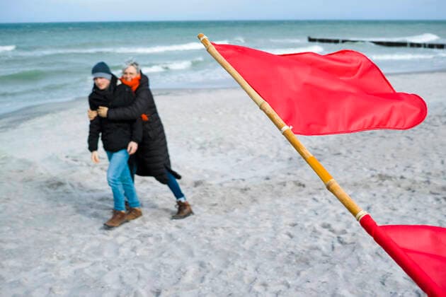 Kleine Boote von Küstenfischen liegen am Strand im Ostseebad von Ahrenshoop. Ahrenshoop