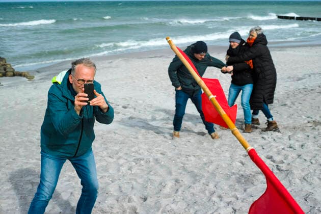 Kleine Boote von Küstenfischen liegen am Strand im Ostseebad von Ahrenshoop. Ahrenshoop