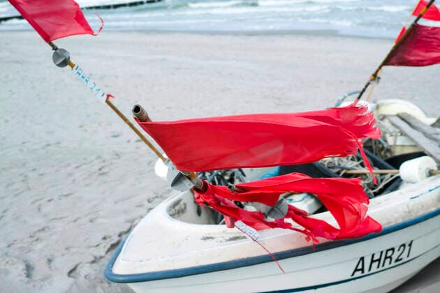 Kleine Boote von Küstenfischen liegen am Strand im Ostseebad von Ahrenshoop. Ahrenshoop