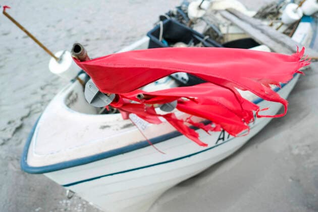 Kleine Boote von Küstenfischen liegen am Strand im Ostseebad von Ahrenshoop. Ahrenshoop