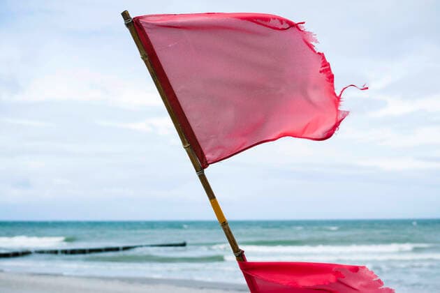 Kleine Boote von Küstenfischen liegen am Strand im Ostseebad von Ahrenshoop. Ahrenshoop