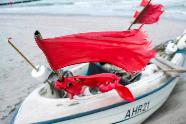 Kleine Boote von Küstenfischen liegen am Strand im Ostseebad von Ahrenshoop. Ahrenshoop