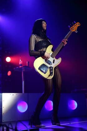 Laura Lee von der Band Khruangbin bei einem Konzert in der Columbiahalle in Berlin, 7. April 2022. Khruangbin Konzert Berlin