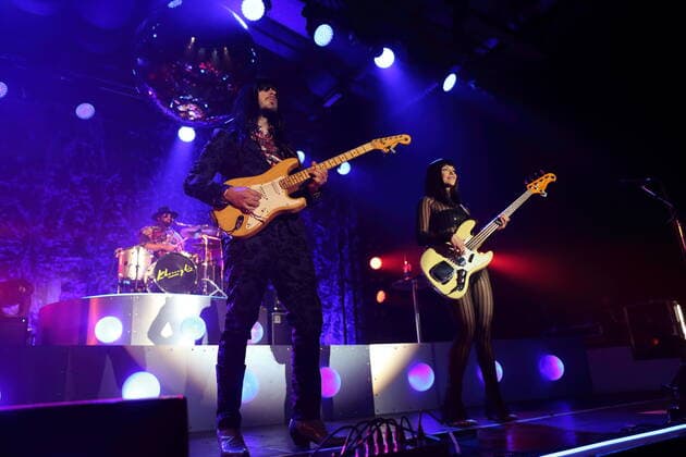 Donald DJ Johnson, Mark Speer und Laura Lee, v.l., von der Band Khruangbin bei einem Konzert in der Columbiahalle in Berlin, 7. April 2022. Khruangbin Konzert Berlin