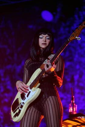 Laura Lee von der Band Khruangbin bei einem Konzert in der Columbiahalle in Berlin, 7. April 2022. Khruangbin Konzert Berlin