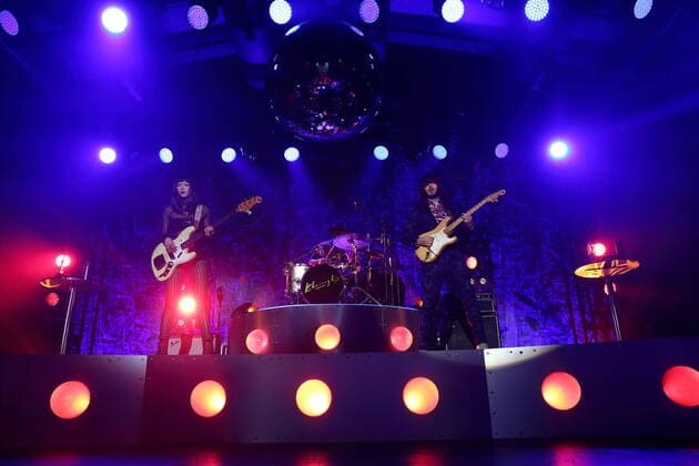 Laura Lee, Donald DJ Johnson und Mark Speer, v.l., von der Band Khruangbin bei einem Konzert in der Columbiahalle in Berlin, 7. April 2022. Khruangbin Konzert Berlin